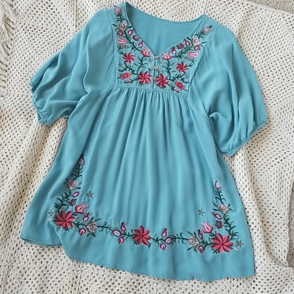 🌺 Embroidered Tunic Top - Picture 2 of 7